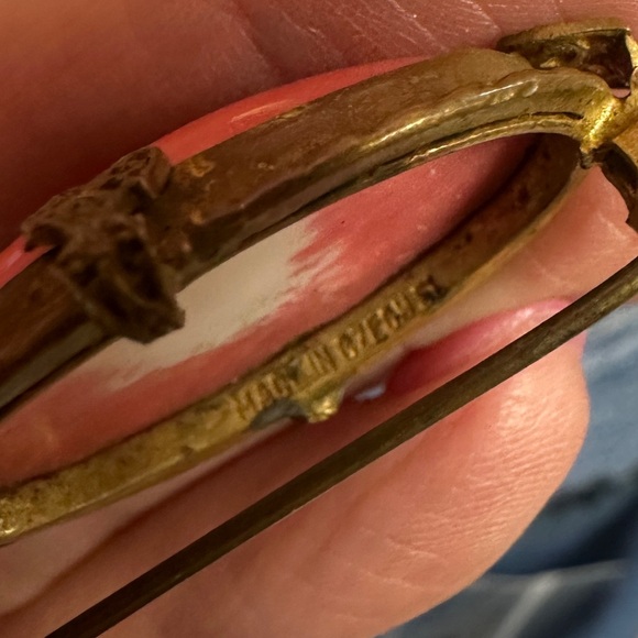 Vintage pink coral oval stone brooch set in gold tone hardware Czech - Picture 13 of 13